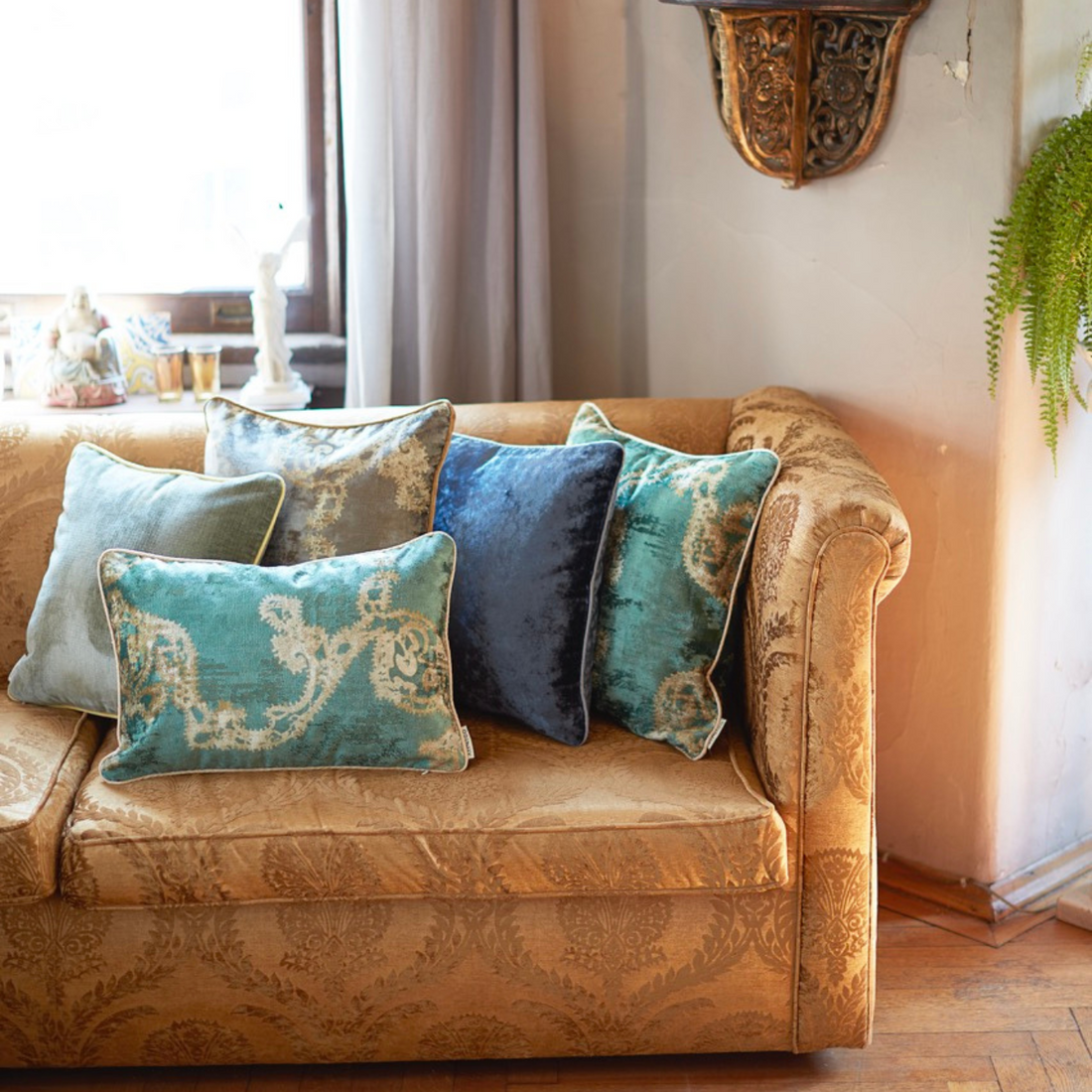 five decorative throw pillows on living room couch blog banner